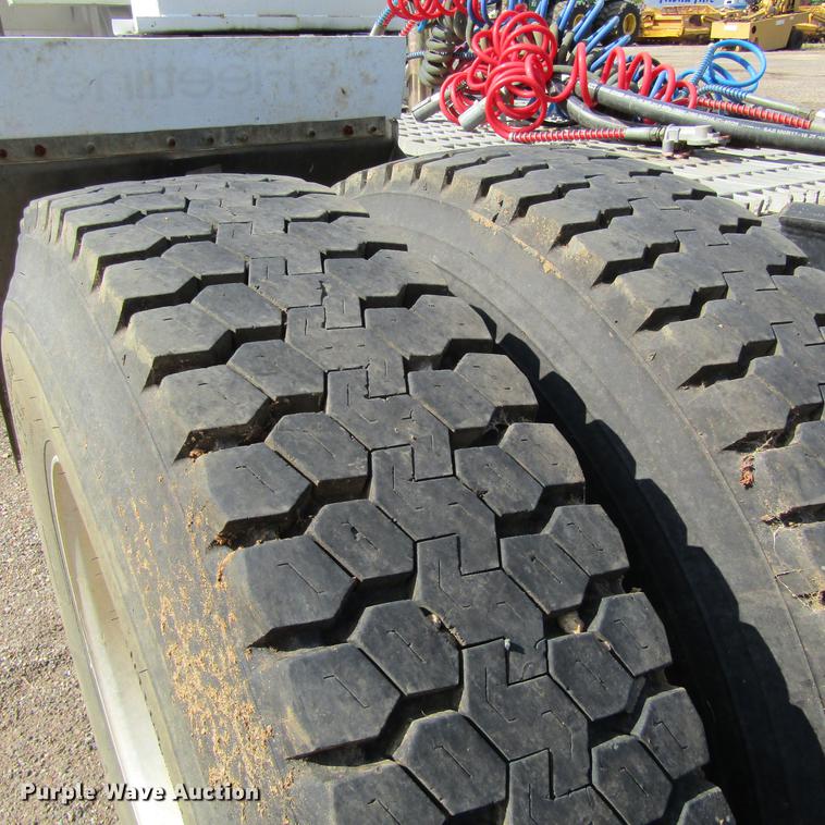 image for item DC0061 1995 Ford LTL 9000 semi truck