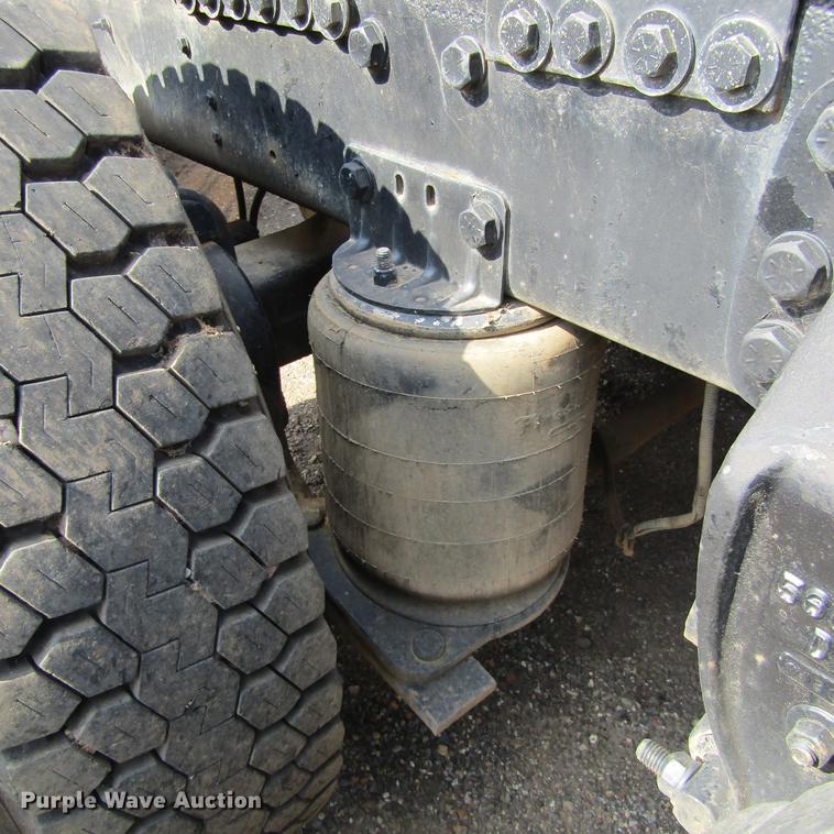 image for item DC0061 1995 Ford LTL 9000 semi truck