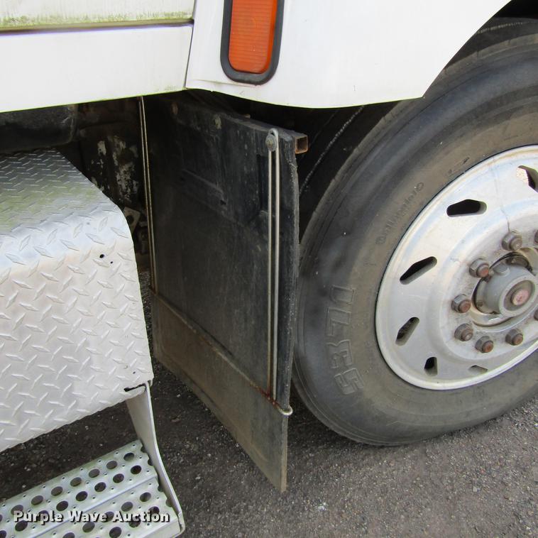 image for item DC0061 1995 Ford LTL 9000 semi truck