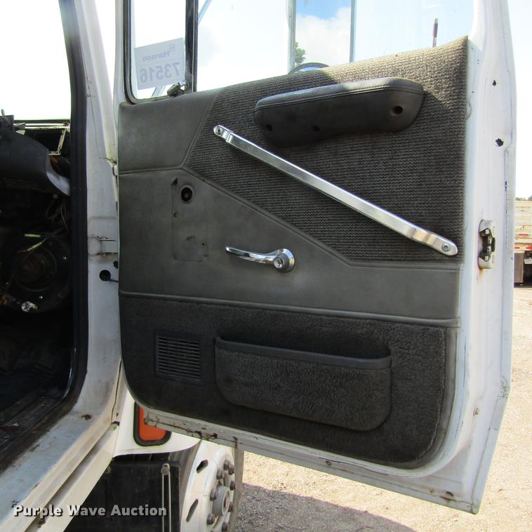 image for item DC0061 1995 Ford LTL 9000 semi truck