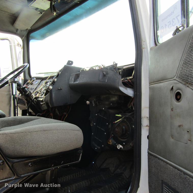 image for item DC0061 1995 Ford LTL 9000 semi truck