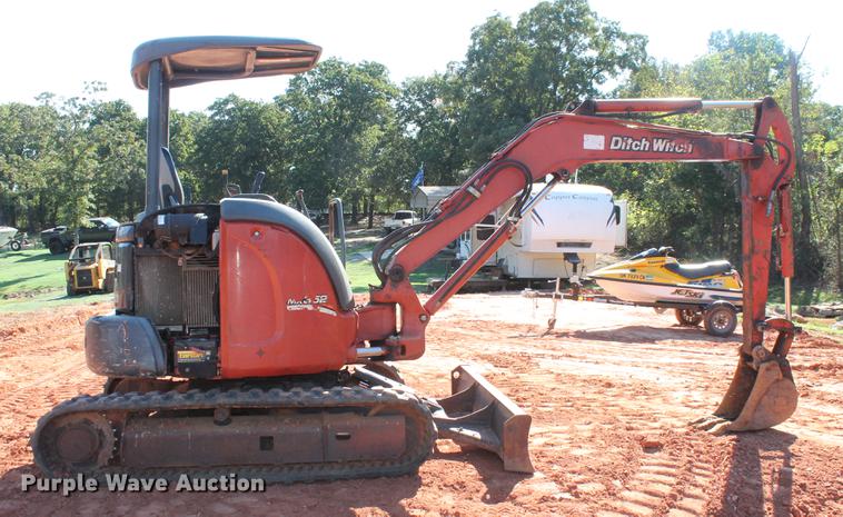 image for item DD3456 2005 Ditch Witch MX352 mini excavator