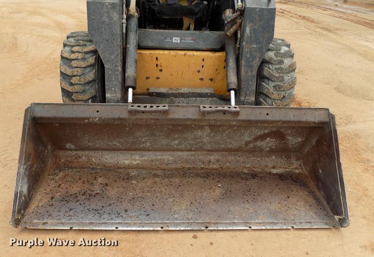 image for item DD5322 1999 New Holland LX885 Turbo skid steer