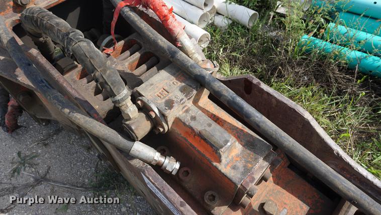 image for item DD6513 NPK 16X breaker