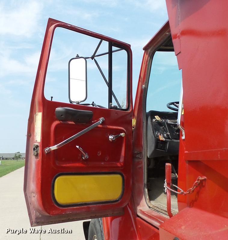 image for item DD7360 1987 Ford LNT8000 dump truck