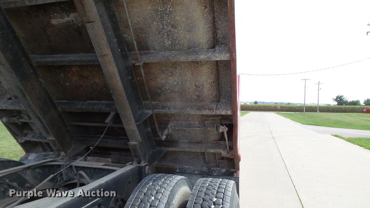 image for item DD7360 1987 Ford LNT8000 dump truck