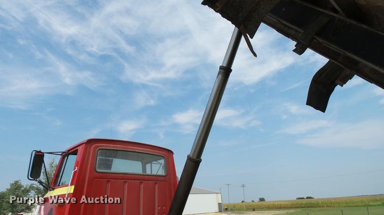 image for item DD7360 1987 Ford LNT8000 dump truck