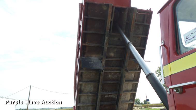 image for item DD7360 1987 Ford LNT8000 dump truck