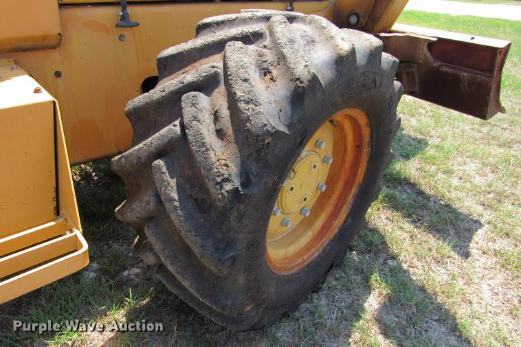 image for item DE0193 1992 Case 860 rock saw