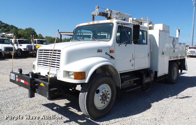image for item DE5219 1996 International 4900 Crew Cab service truck with crane