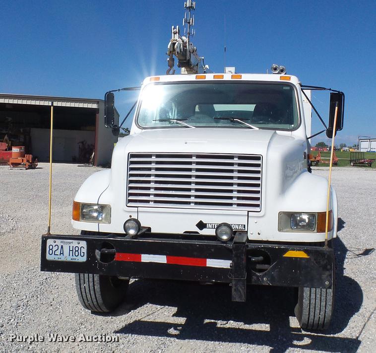 image for item DE5219 1996 International 4900 Crew Cab service truck with crane