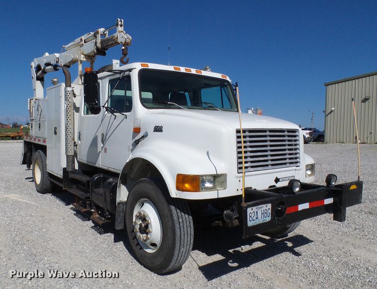 image for item DE5219 1996 International 4900 Crew Cab service truck with crane