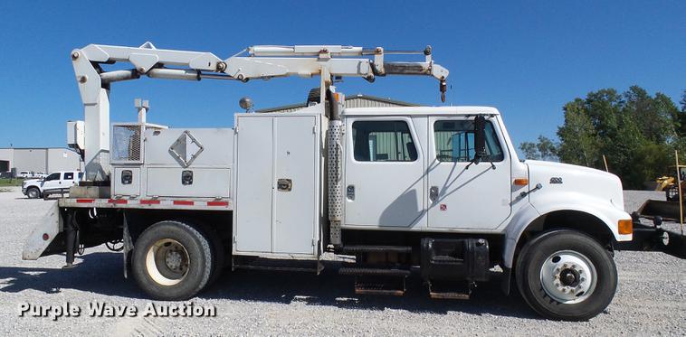 image for item DE5219 1996 International 4900 Crew Cab service truck with crane