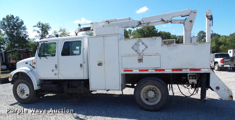 image for item DE5219 1996 International 4900 Crew Cab service truck with crane