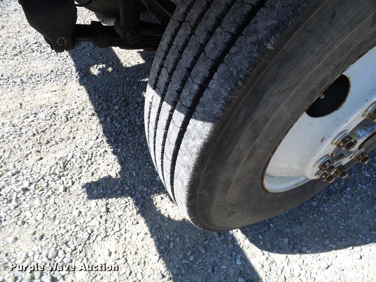 image for item DE5219 1996 International 4900 Crew Cab service truck with crane