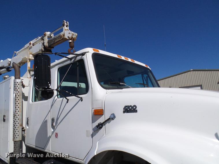 image for item DE5219 1996 International 4900 Crew Cab service truck with crane