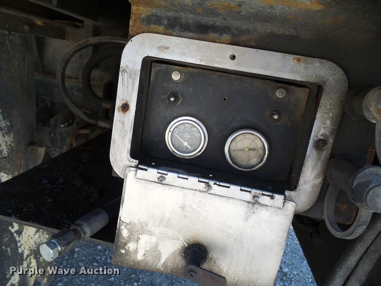 image for item DE5219 1996 International 4900 Crew Cab service truck with crane