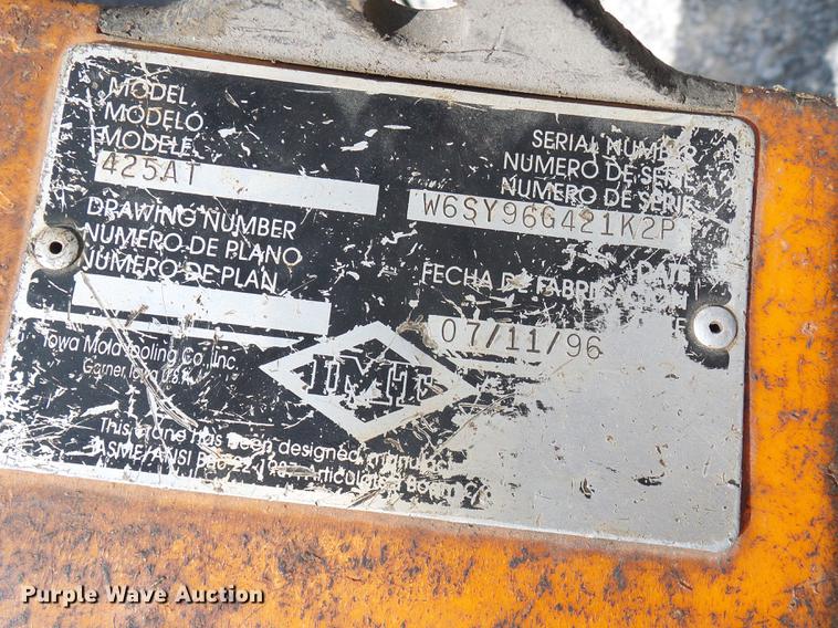 image for item DE5219 1996 International 4900 Crew Cab service truck with crane