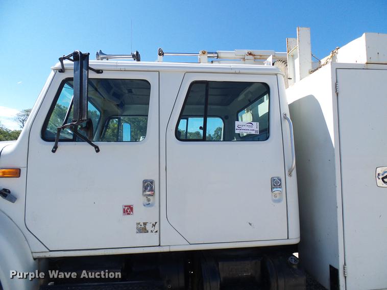 image for item DE5219 1996 International 4900 Crew Cab service truck with crane