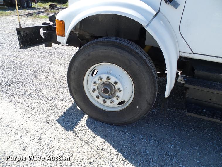 image for item DE5219 1996 International 4900 Crew Cab service truck with crane