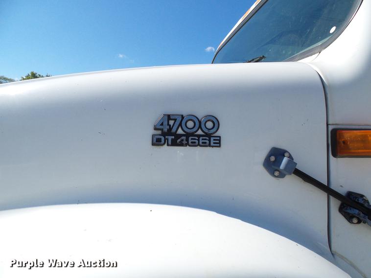 image for item DE5219 1996 International 4900 Crew Cab service truck with crane