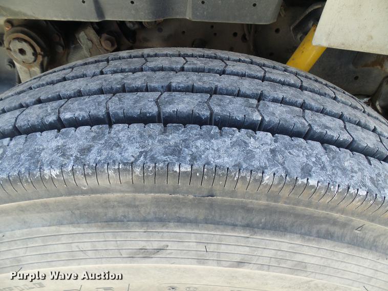 image for item DE5219 1996 International 4900 Crew Cab service truck with crane