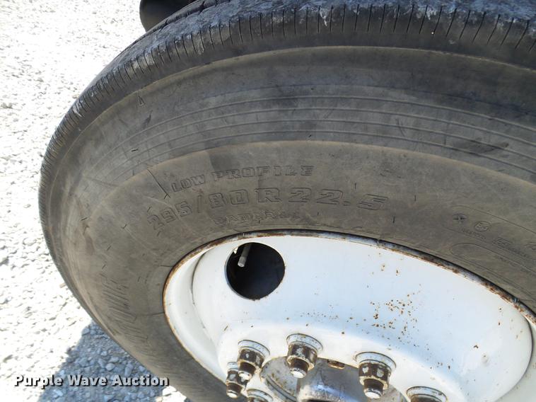 image for item DE5219 1996 International 4900 Crew Cab service truck with crane