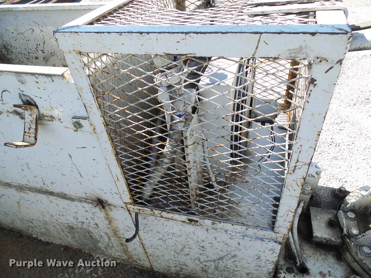 image for item DE5219 1996 International 4900 Crew Cab service truck with crane