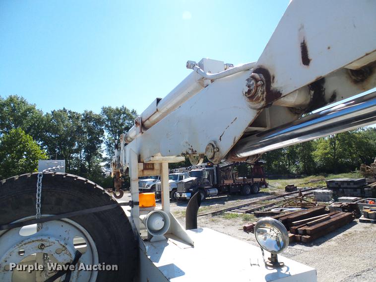 image for item DE5219 1996 International 4900 Crew Cab service truck with crane