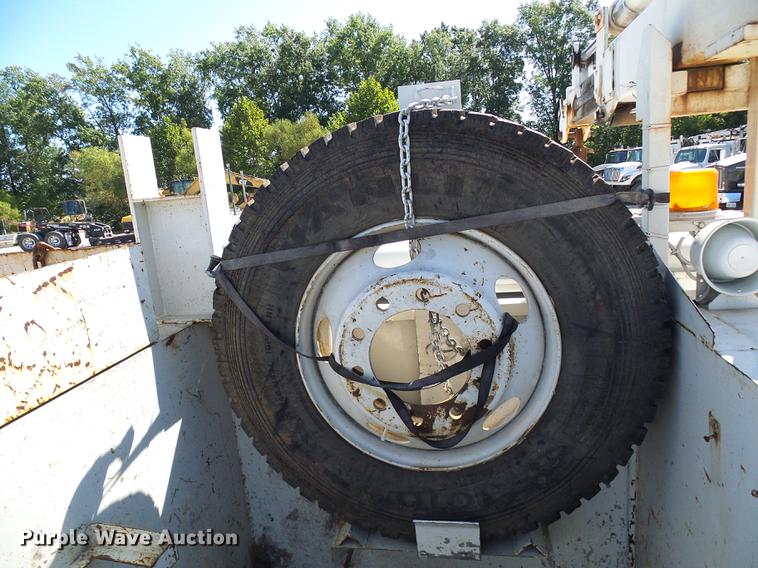 image for item DE5219 1996 International 4900 Crew Cab service truck with crane