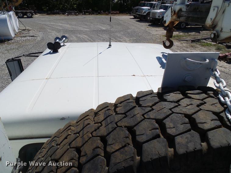 image for item DE5219 1996 International 4900 Crew Cab service truck with crane