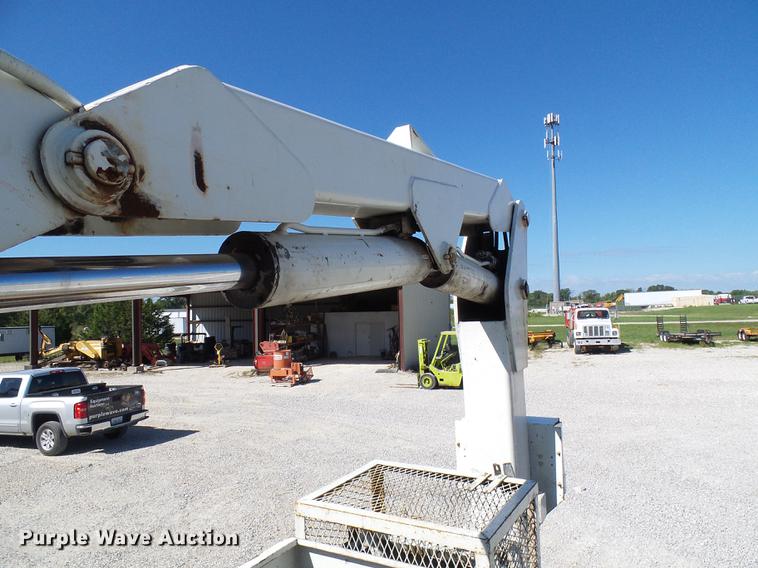 image for item DE5219 1996 International 4900 Crew Cab service truck with crane