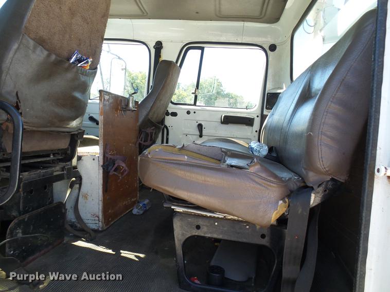 image for item DE5219 1996 International 4900 Crew Cab service truck with crane