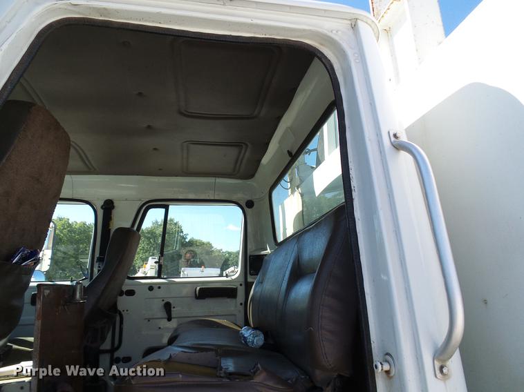 image for item DE5219 1996 International 4900 Crew Cab service truck with crane