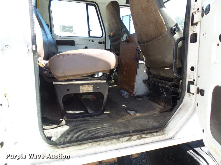 image for item DE5219 1996 International 4900 Crew Cab service truck with crane