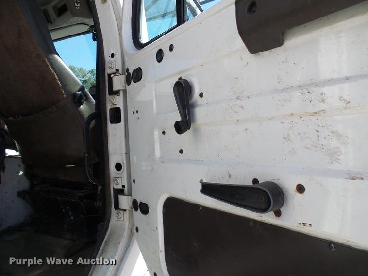 image for item DE5219 1996 International 4900 Crew Cab service truck with crane