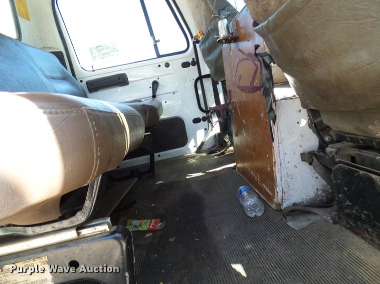 image for item DE5219 1996 International 4900 Crew Cab service truck with crane