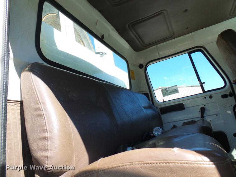 image for item DE5219 1996 International 4900 Crew Cab service truck with crane