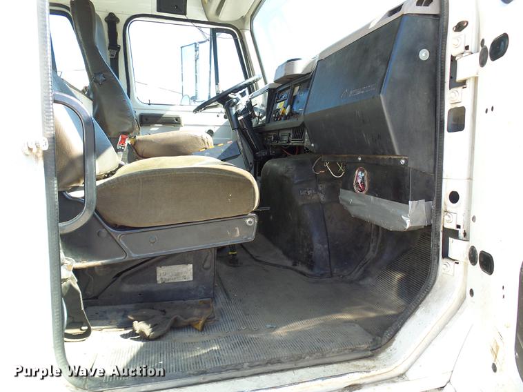 image for item DE5219 1996 International 4900 Crew Cab service truck with crane