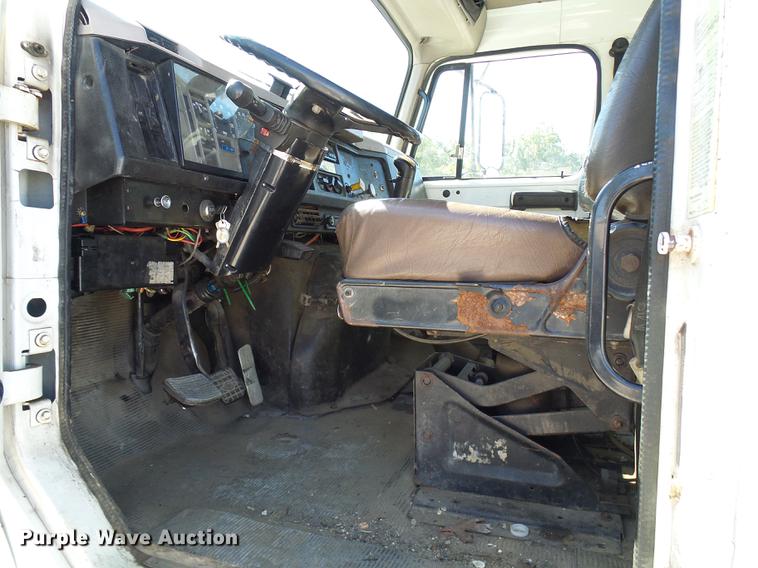 image for item DE5219 1996 International 4900 Crew Cab service truck with crane