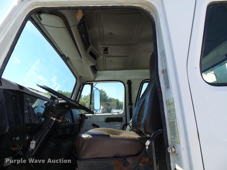 image for item DE5219 1996 International 4900 Crew Cab service truck with crane