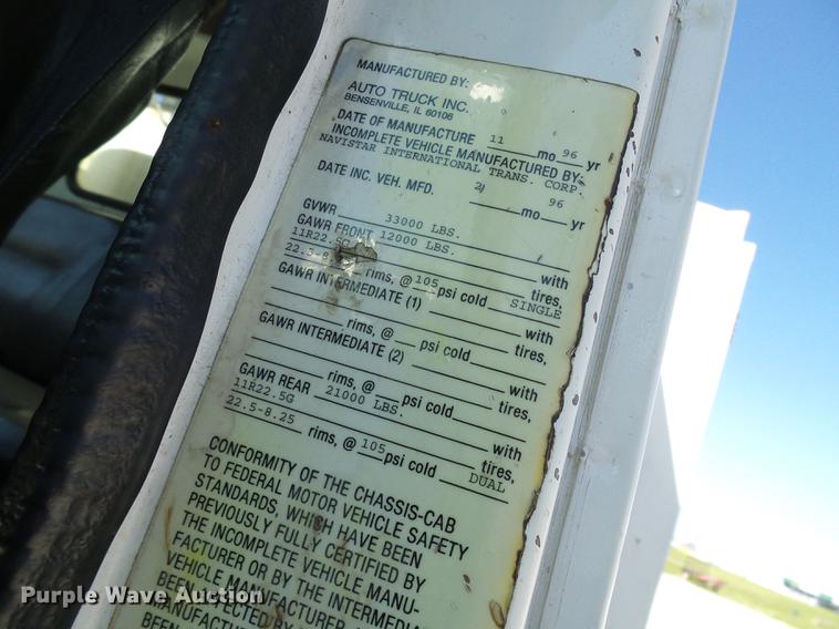 image for item DE5219 1996 International 4900 Crew Cab service truck with crane