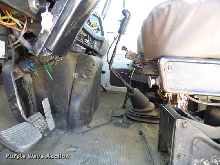 image for item DE5219 1996 International 4900 Crew Cab service truck with crane