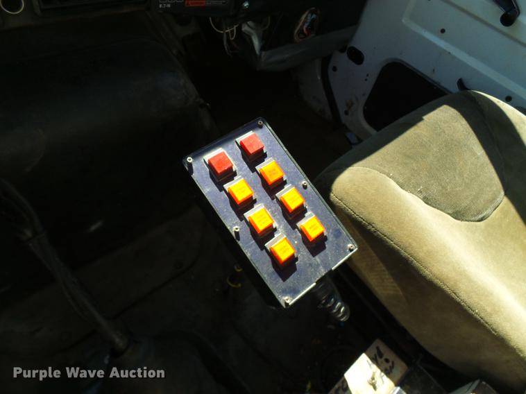 image for item DE5219 1996 International 4900 Crew Cab service truck with crane