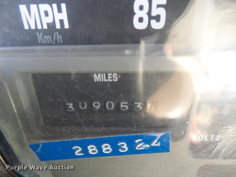 image for item DE5219 1996 International 4900 Crew Cab service truck with crane