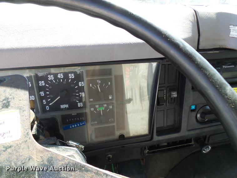 image for item DE5219 1996 International 4900 Crew Cab service truck with crane