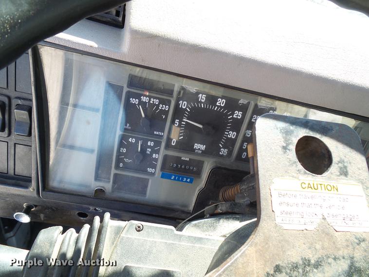 image for item DE5219 1996 International 4900 Crew Cab service truck with crane