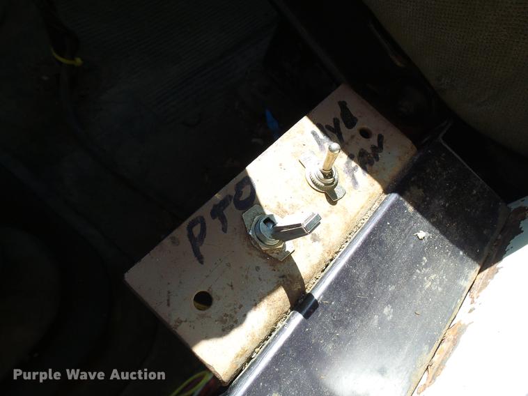 image for item DE5219 1996 International 4900 Crew Cab service truck with crane