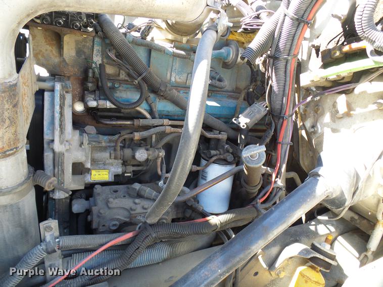 image for item DE5219 1996 International 4900 Crew Cab service truck with crane