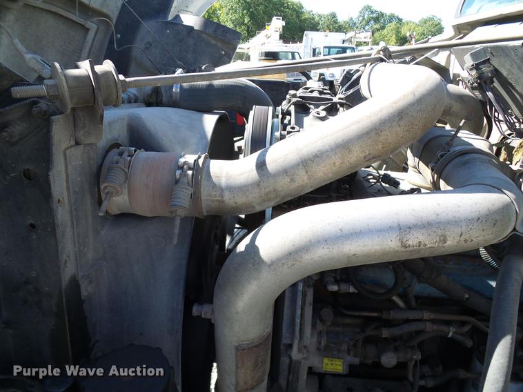 image for item DE5219 1996 International 4900 Crew Cab service truck with crane